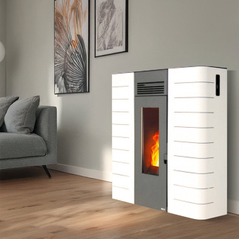Poêle à granulés hydro extra-plat ETNA Agosta 16 kW dans un intérieur