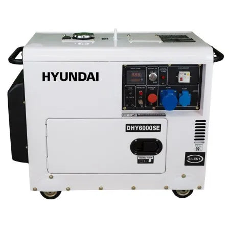 Groupe électrogène diesel insonorisé Hyundai DHY6000SE Pro avec capot blanc et panneau de commande