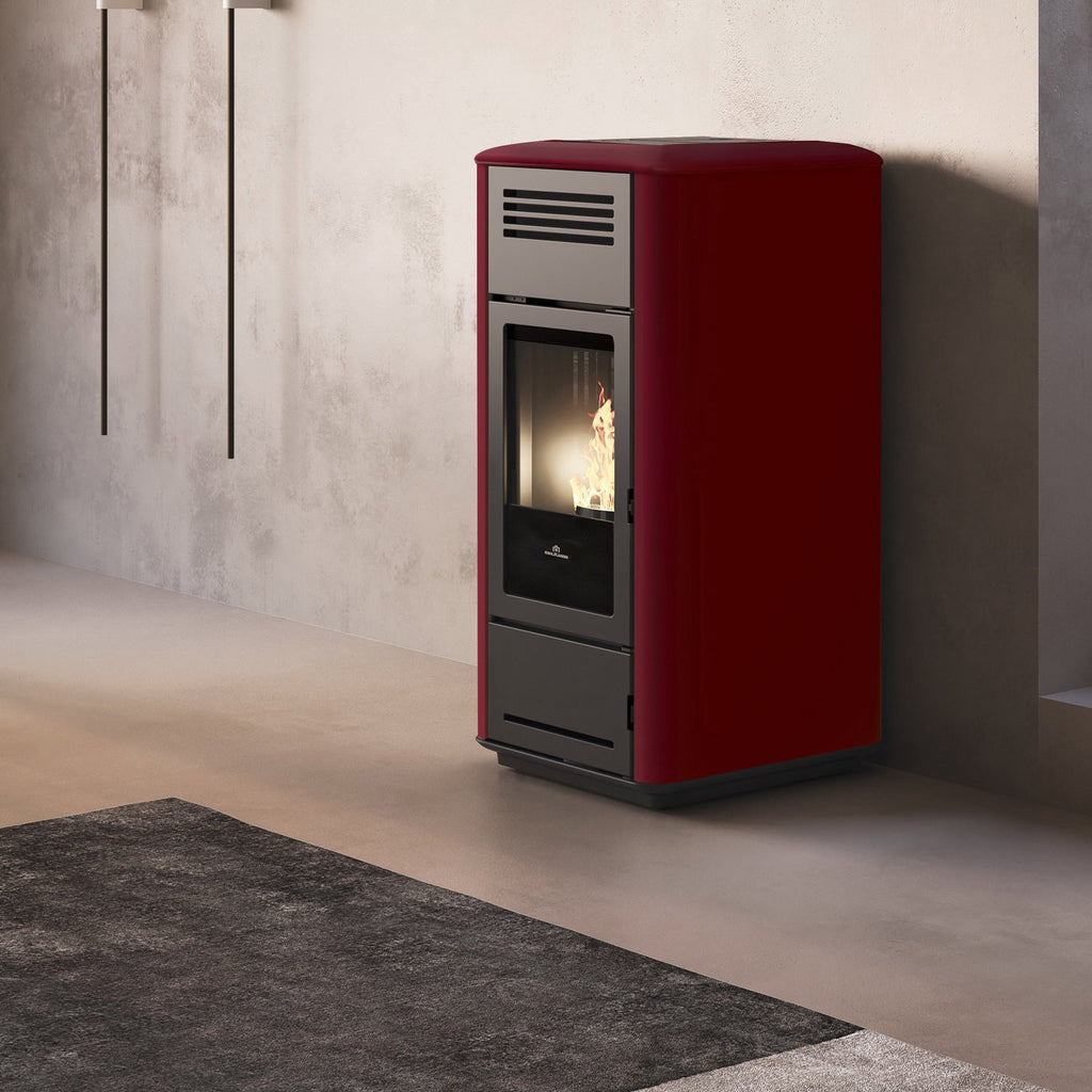 Poêle Edilkamin Milla H 12 Evo acier bordeaux dans un intérieur