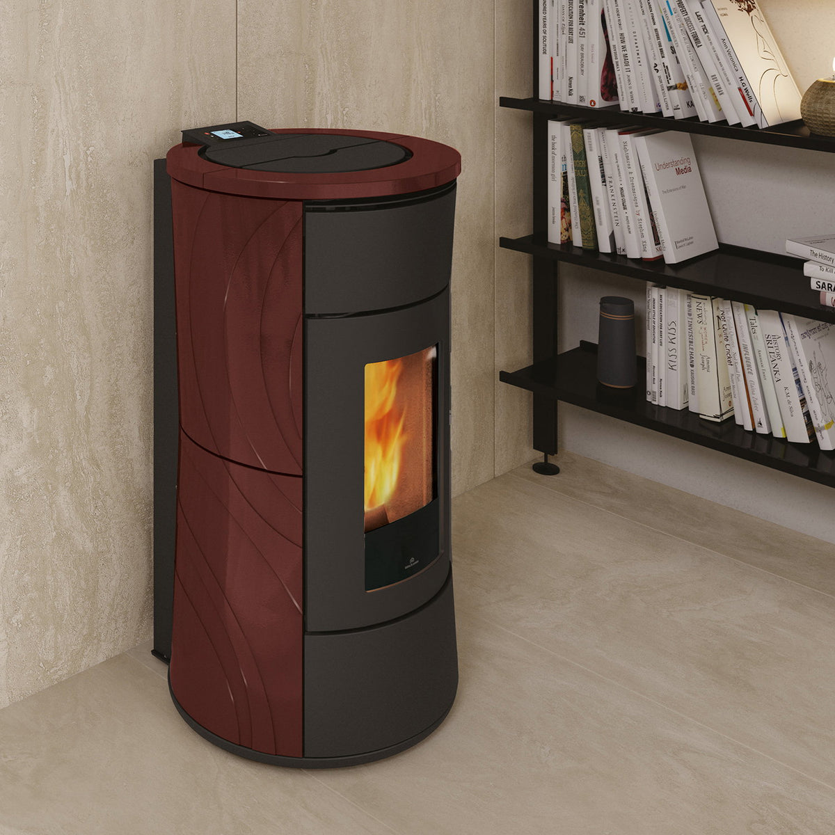 Poêle à granulés hydro Edilkamin Cherie H 10 Evo céramique bordeaux installé dans un intérieur