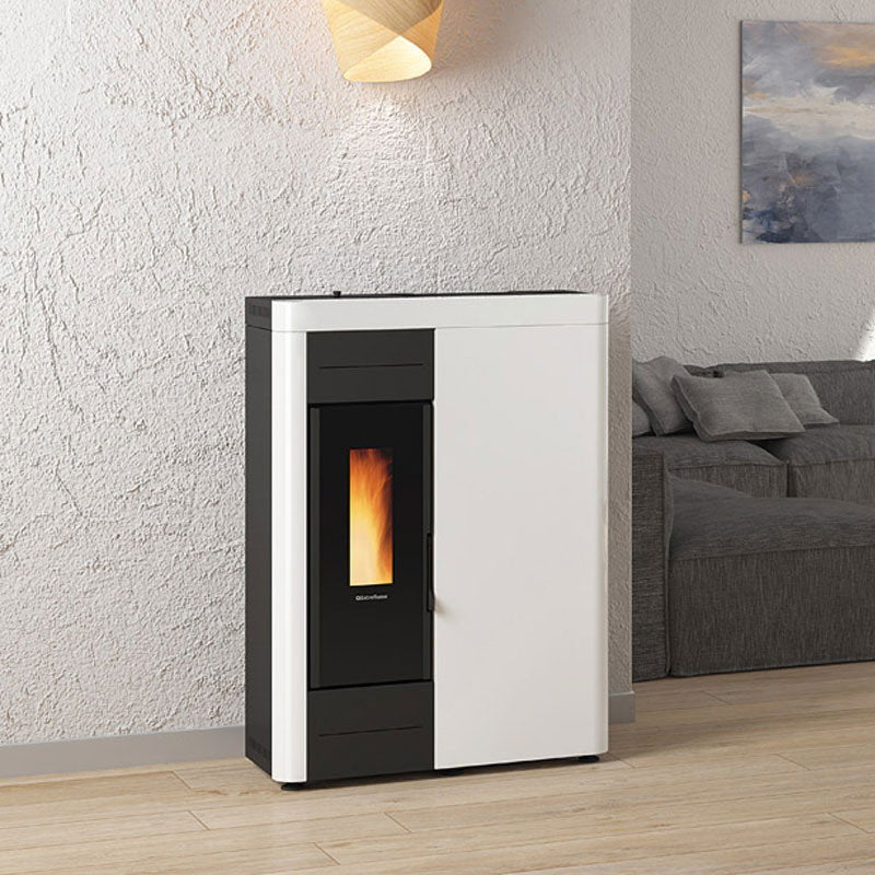 Poêle à granulés hydro extra-plat Extraflame Virna Idro dans un intérieur