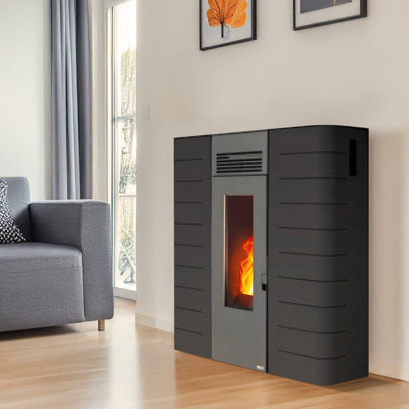 Poêle à granulés canalisable extra-plat ETNA Pinarello 12 kW dans un salon