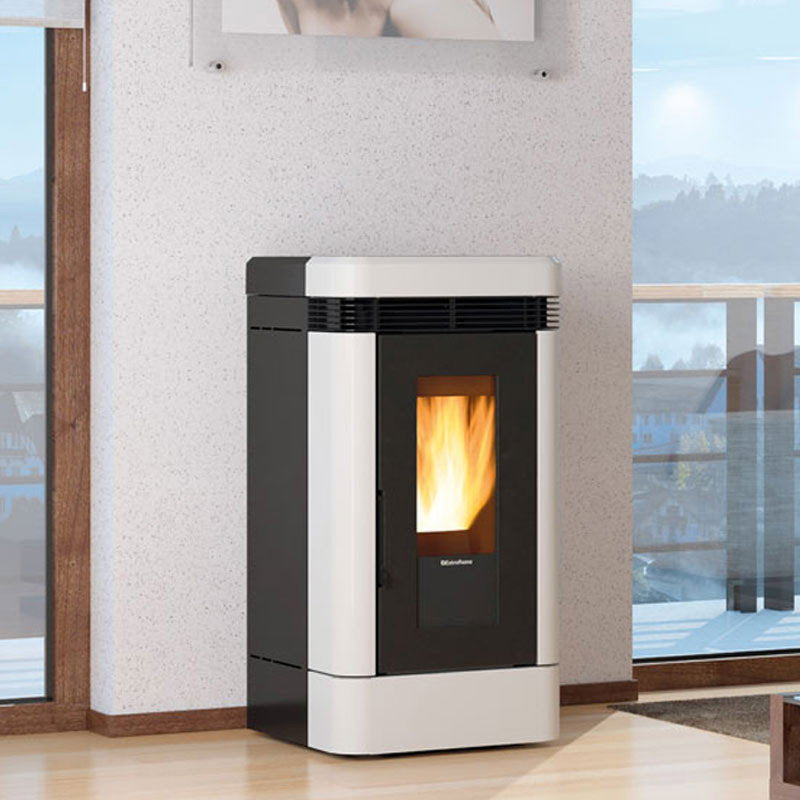 Poêle à granulés canalisable Extraflame Lucia Plus, finition blanche dans un intérieur