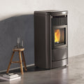Poêle à granulés hydro Edilkamin EK63 Monday H 230 Evo gris foncé dans un intérieur