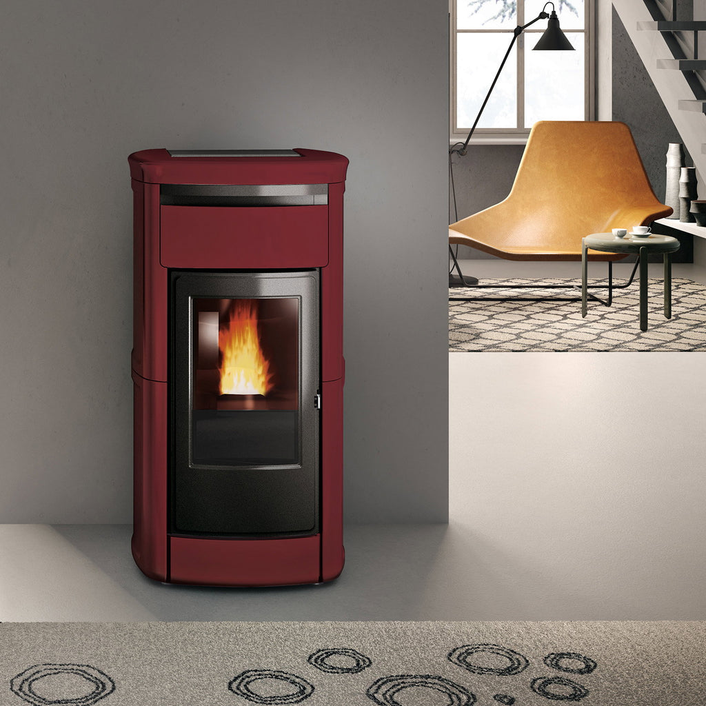 Poêle à granulés hydro Edilkamin Kira2 H 22 Up céramique bordeaux dans un intérieur