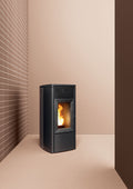 Poêle à granulés canalisable MCZ Star Comfort Air 10 M3, finition noire dans un intérieur