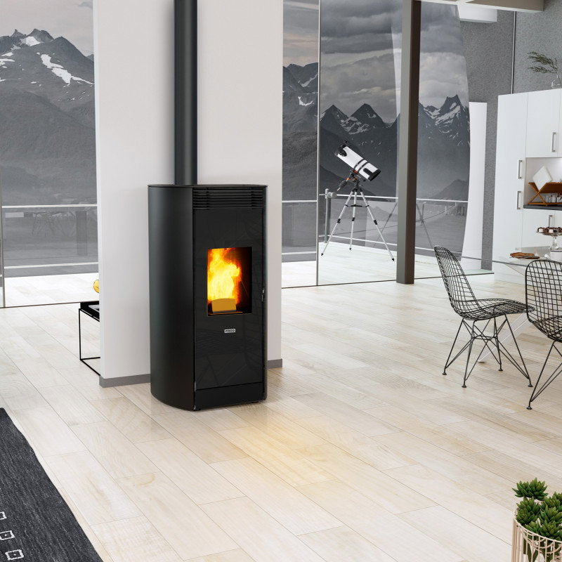 Poêle à granulés étanche canalisable FOCO MEO 9 kW dans un intérieur