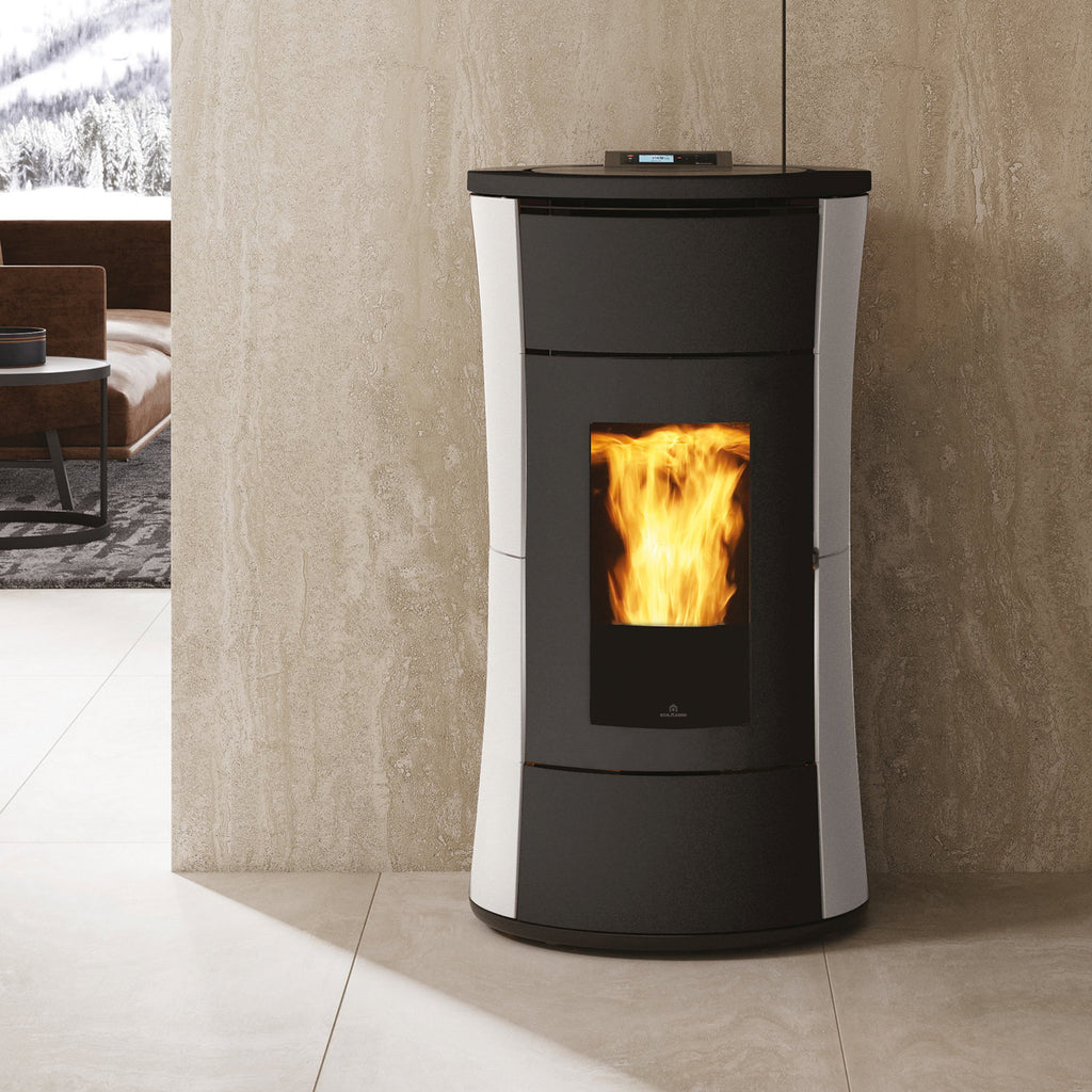 Poêle à granulés hydro Edilkamin Cherie H 14 Evo acier blanc dans un intérieur