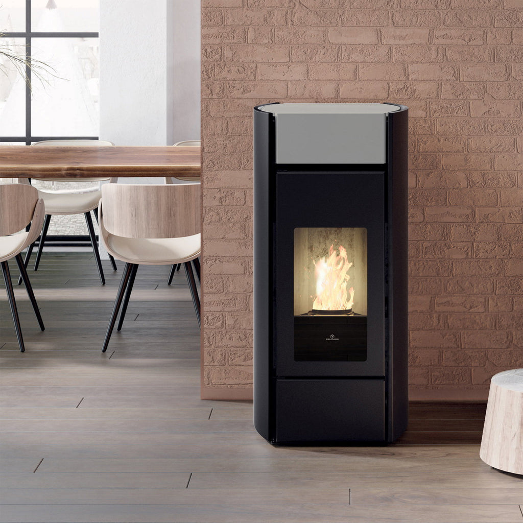 Poêle Edilkamin Myrna H15 Evo gris clair dans un intérieur