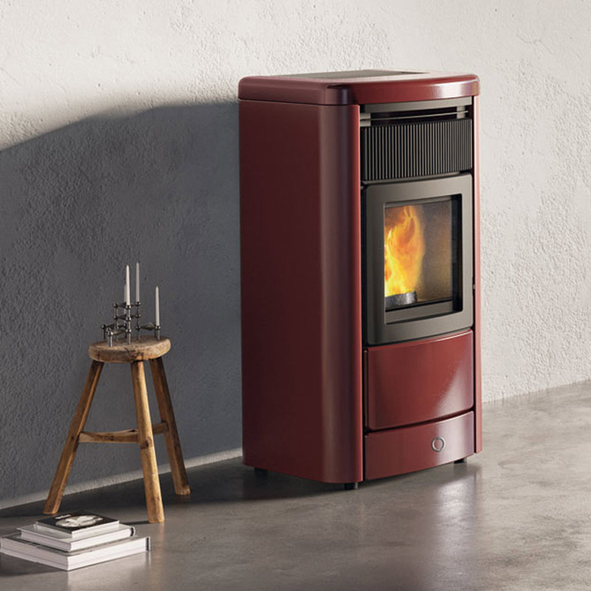 Poêle à granulés hydro Edilkamin EK63 Monday H 230 Evo bordeaux dans un intérieur