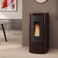 Poêle à granulés bouilleur Extraflame Rosanna Idro acier bronze dans un intérieur