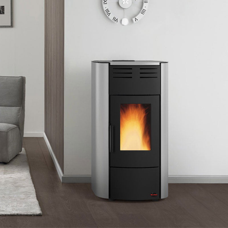 Poêle à granulés hydro Extraflame Raffaella H18 dans un intérieur