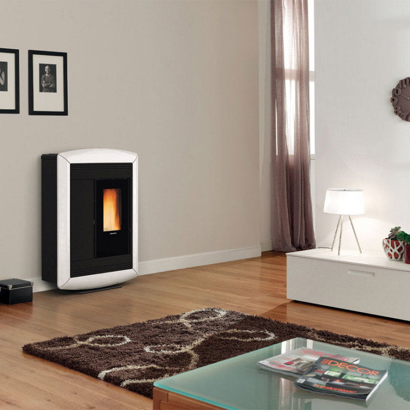 Poêle à granulés canalisable Extraflame Souvenir Lux Evo blanc dans un salon