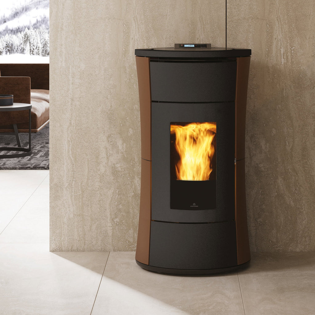 Poêle à granulés hydro Edilkamin Cherie H 10 Evo acier bronze dans un intérieur