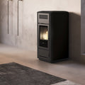 Poêle Edilkamin Milla H 12 Evo acier noir brillant dans un intérieur