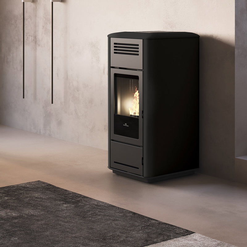 Poêle Edilkamin Milla H 12 Evo acier noir brillant dans un intérieur