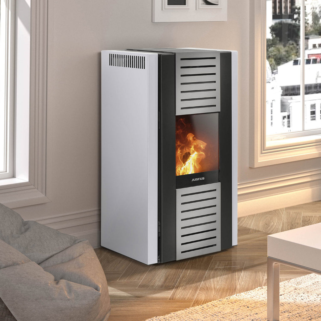 Poêle à granulés bouilleur Justus Sirkos Aqua 2.0 blanc soie dans un intérieur