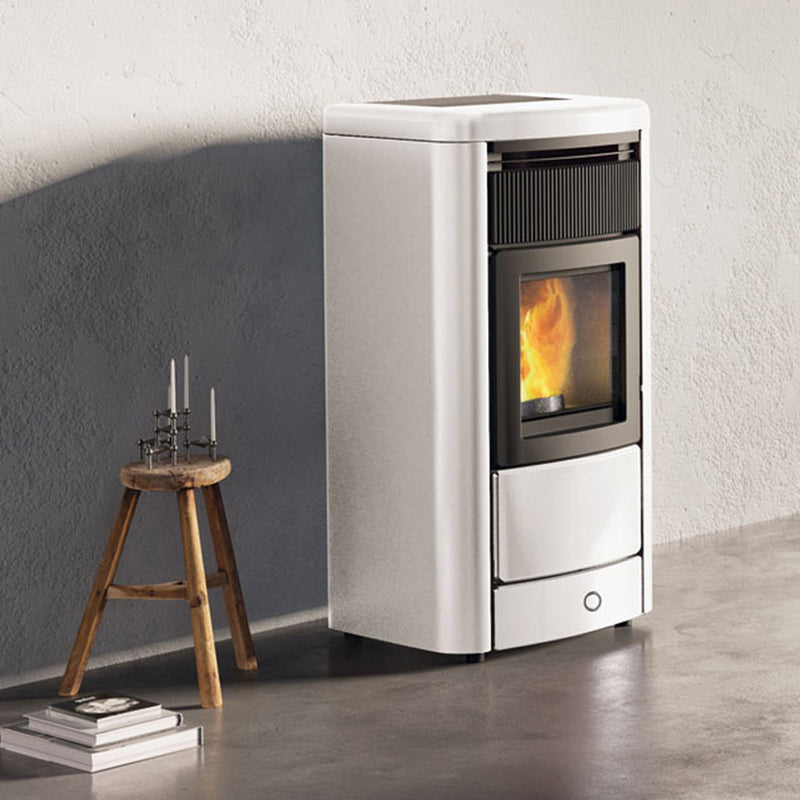Poêle à granulés hydro Edilkamin EK63 Monday H 230 Evo blanc dans un intérieur