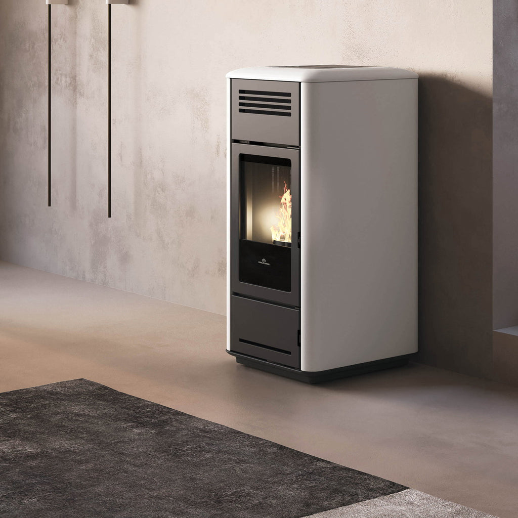 Poêle à granulés hydro Edilkamin Milla H 15 Evo acier blanc vue de trois quarts
