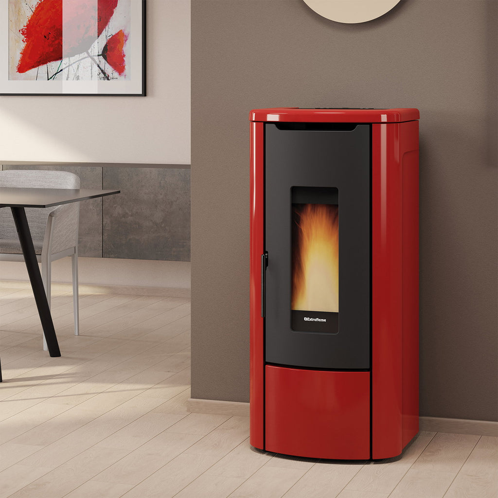 Poêle à granulés bouilleur Extraflame Rosanna Idro bordeaux dans un intérieur