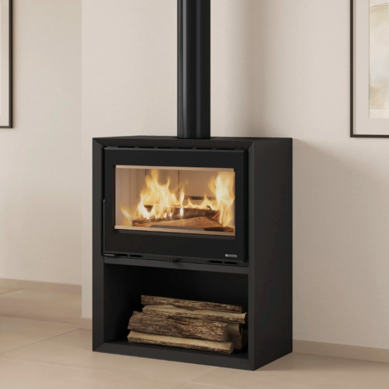 Poêle à bois La Nordica Dante con portalegna 12,4 kW avec rangement à bûches