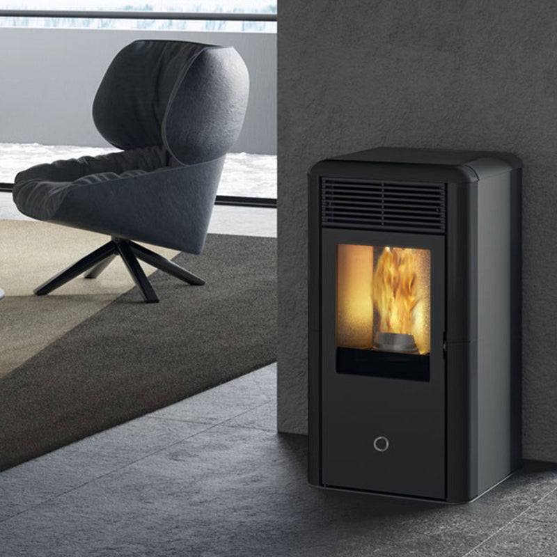 Poêle à granulés hydro Edilkamin EK63 Spot 100 H Evo gris dans un intérieur