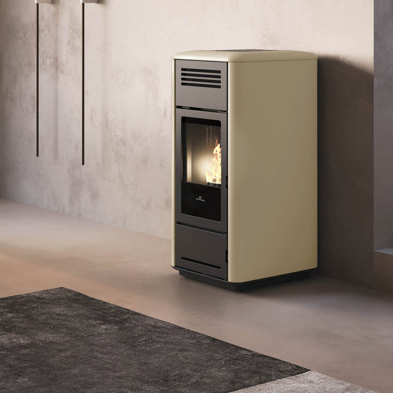 Poêle Edilkamin Milla H 12 Evo acier parchemin dans un intérieur