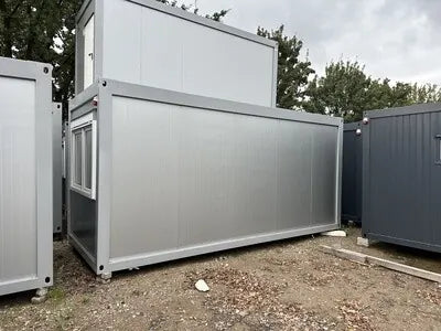Bureau Container 6,00 × 2,44 m avec Porte en Façade, Isolation 150 mm et Fenêtre PVC – RAL 9006