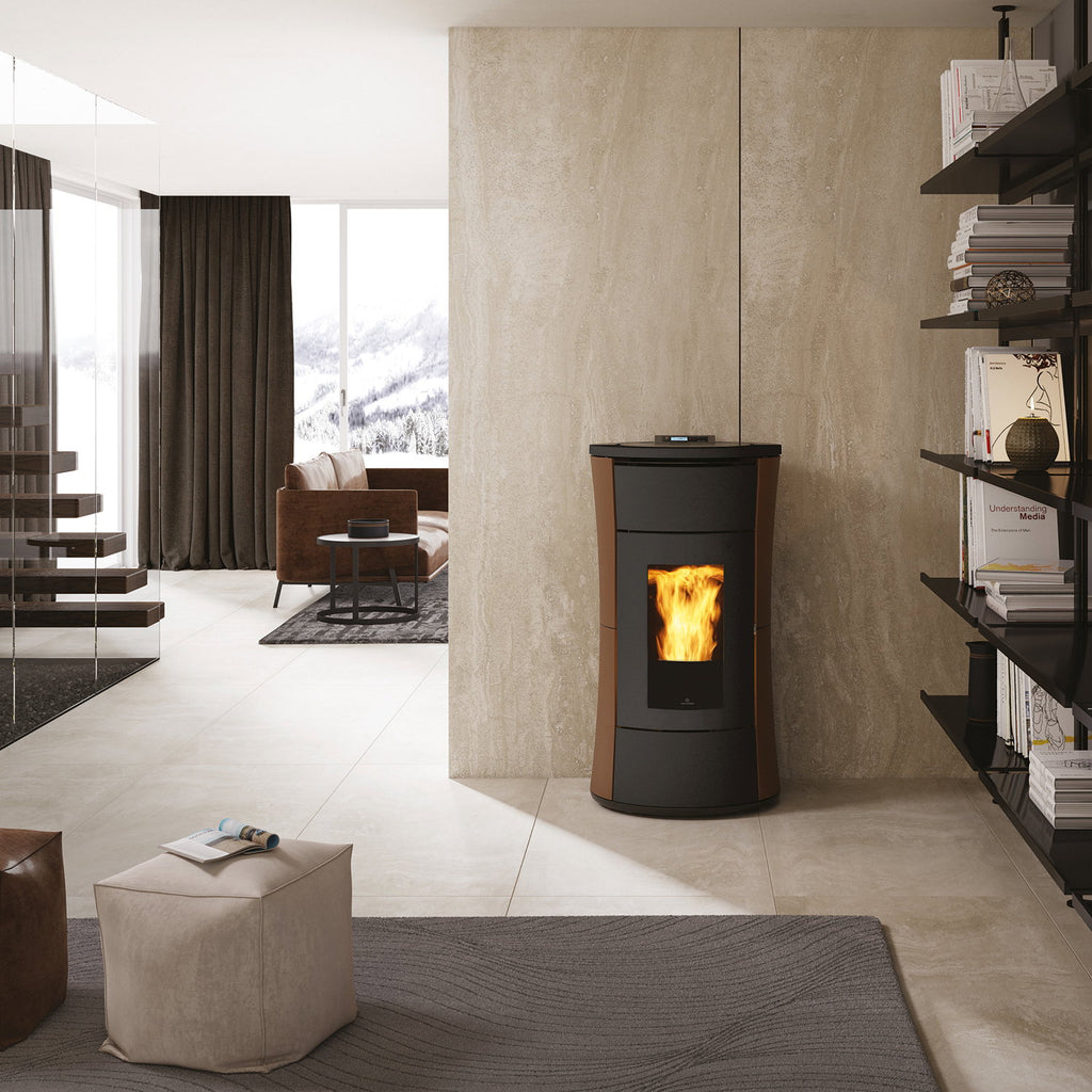 Poêle Edilkamin Cherie H 14 Evo acier bronze dans un intérieur