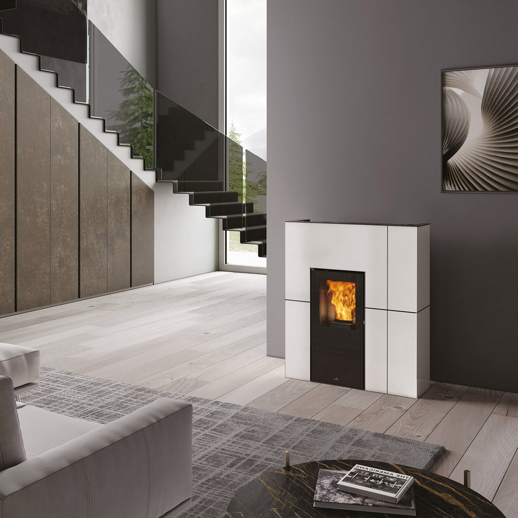 Edilkamin Blade H 15 Evo blanc mat installé dans un salon moderne
