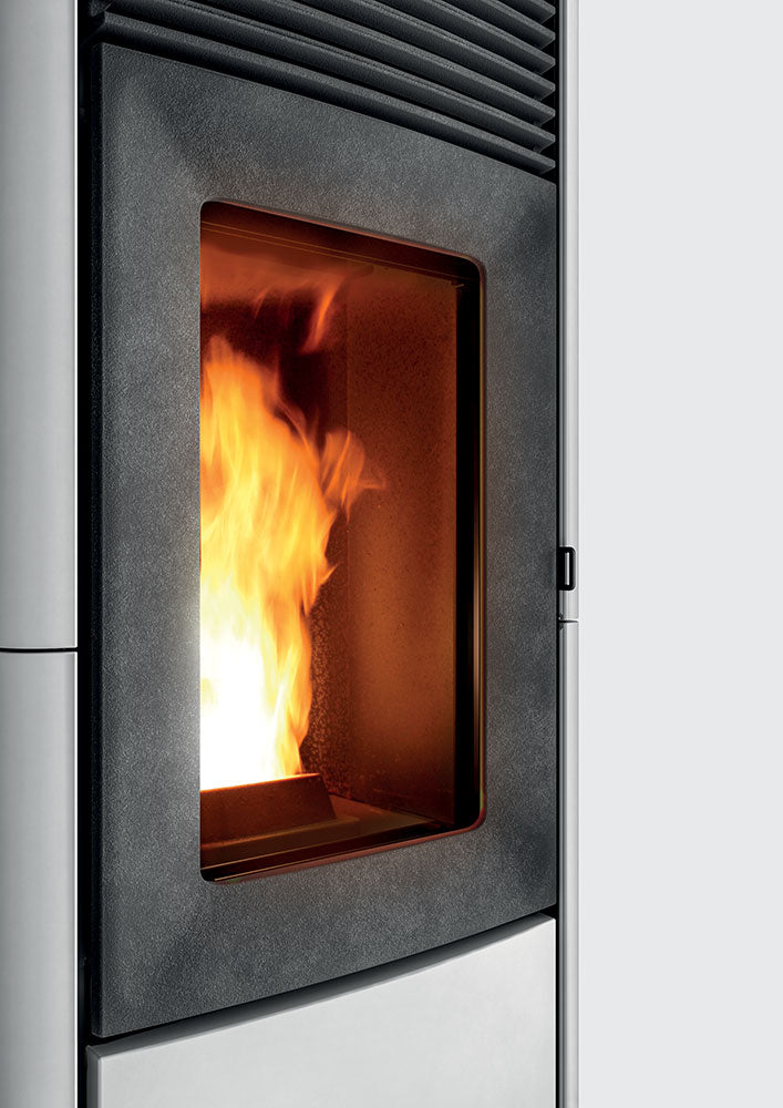 Gros plan sur la porte et la flamme du poêle MCZ Star Comfort Air 10 M3