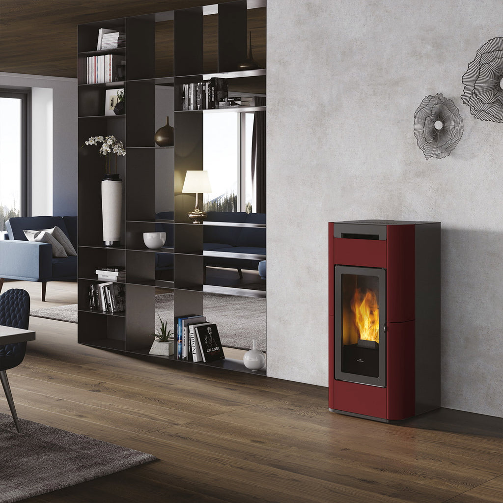 Edilkamin Tera H 25 Evo céramique bordeaux dans un salon