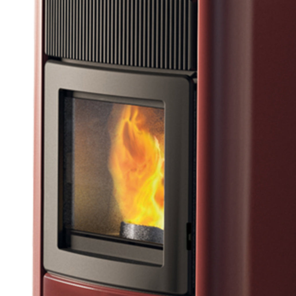 Gros plan sur la porte vitrée et la flamme du poêle Edilkamin EK63 Monday