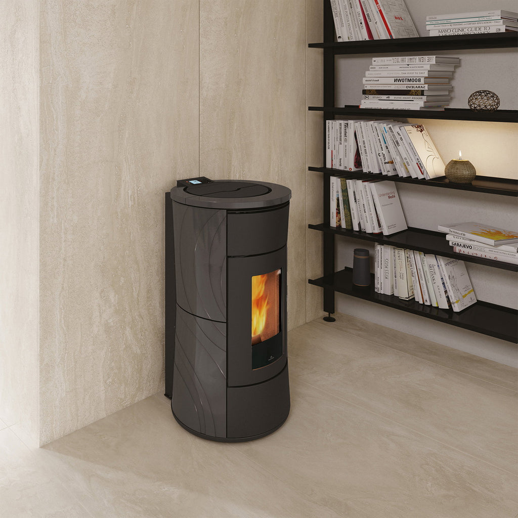 Edilkamin Cherie H 14 Evo gris foncé dans un salon contemporain