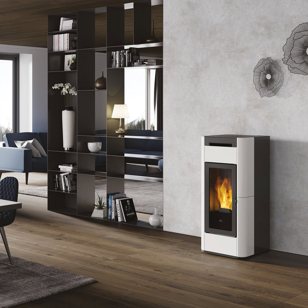 Edilkamin Tera H 25 Evo blanc installé dans un salon