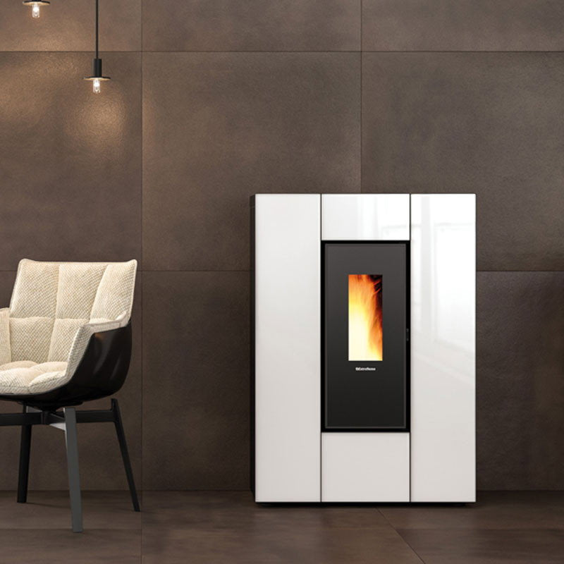 Poêle à granulés Extraflame Marilena Plus AD Crystal blanc dans un intérieur