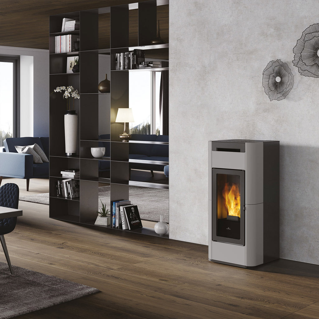 Edilkamin Tera H 25 Evo céramique gris clair installé dans un salon