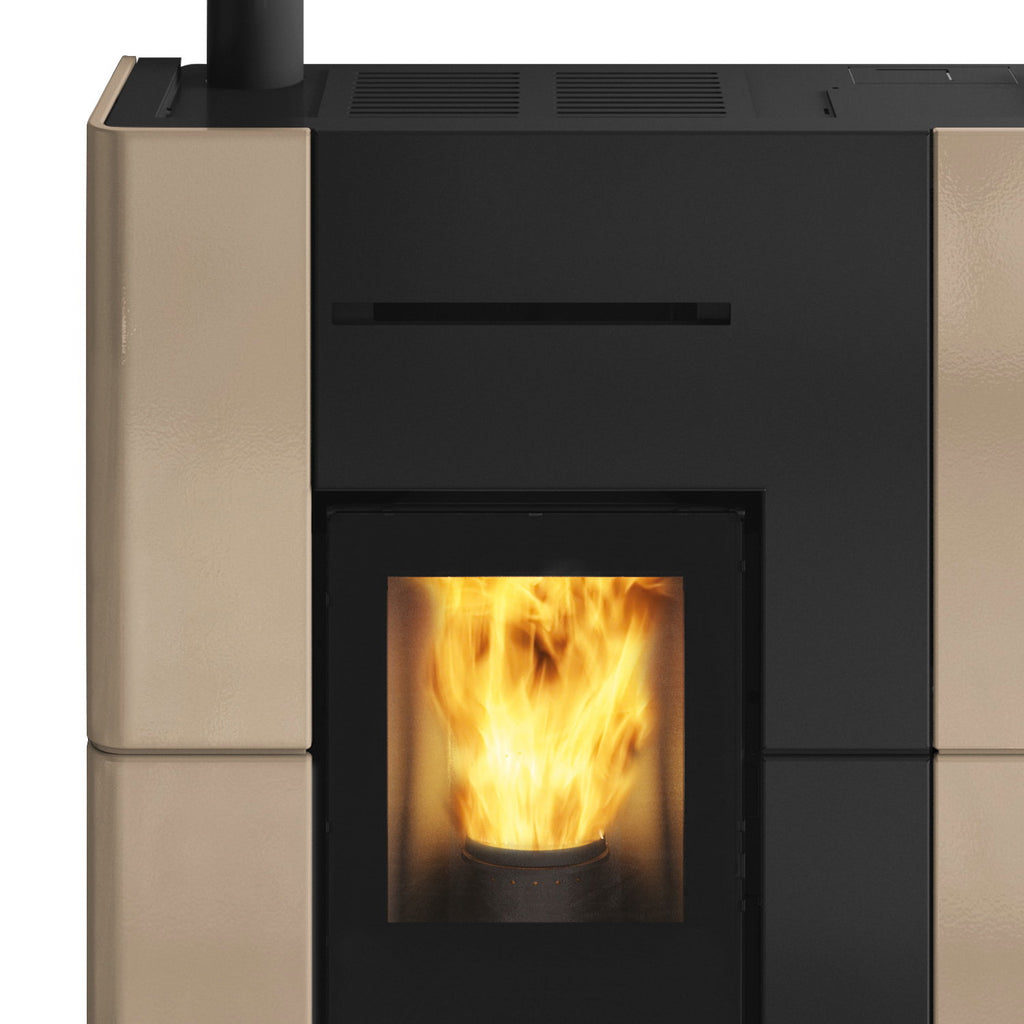 Détail de la façade et de la flamme de l’Edilkamin Blade H 15 Evo beige