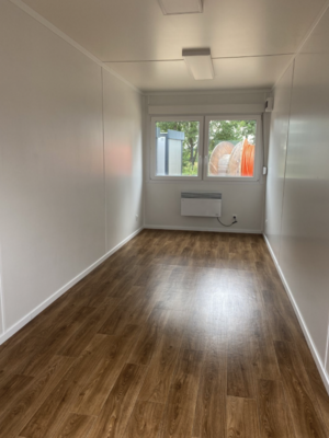 Bureau Container Premium 6,00 × 2,44 m – Finition Bois, Porte en Façade et Habillage Intérieur Blanc