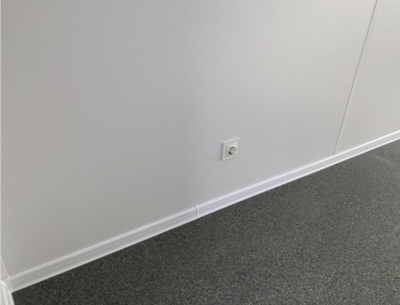 Bureau Container Premium 6,00 × 2,44 m – Finition Bois, Porte en Façade et Habillage Intérieur Blanc