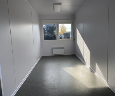 Bureau Container Premium 6,00 × 2,44 m – Finition Bois, Porte en Façade et Habillage Intérieur Blanc