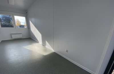 Bureau Container Premium 6,00 × 2,44 m – Finition Bois, Porte en Façade et Habillage Intérieur Blanc