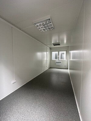 Bureau Container 6,00 × 2,44 m avec Porte en Façade, Isolation 150 mm et Fenêtre PVC – RAL 9006