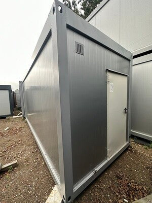 Bureau Container 6,00 × 2,44 m avec Porte en Façade, Isolation 150 mm et Fenêtre PVC – RAL 9006