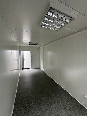 Bureau Container 6,00 × 2,44 m avec Porte en Façade, Isolation 150 mm et Fenêtre PVC – RAL 9006