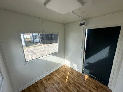 Bureau Container / Guérite de Gardien 2,60 × 2,40 m – Fenêtre de Distribution