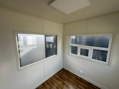 Bureau Container / Guérite de Gardien 2,60 × 2,40 m – Fenêtre de Distribution