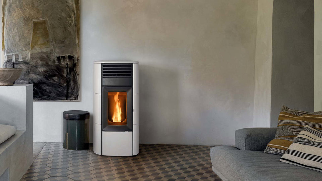 Poêle à granulés MCZ Club Comfort Air 12 M3 dans un salon