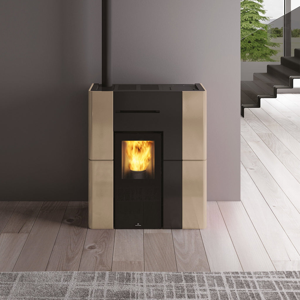 Edilkamin Blade H 15 Evo céramique beige installé dans un salon contemporain