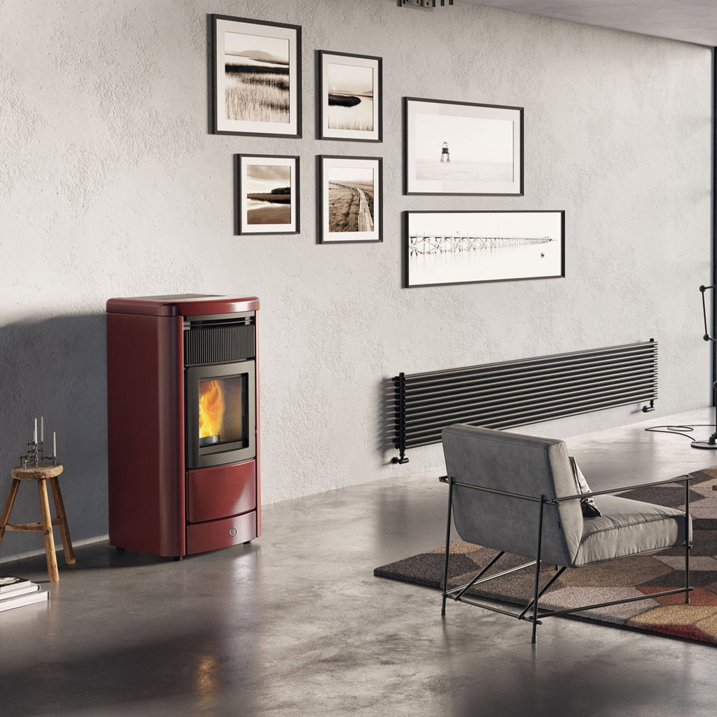 Poêle Edilkamin EK63 Monday H 230 Evo bordeaux dans un salon contemporain